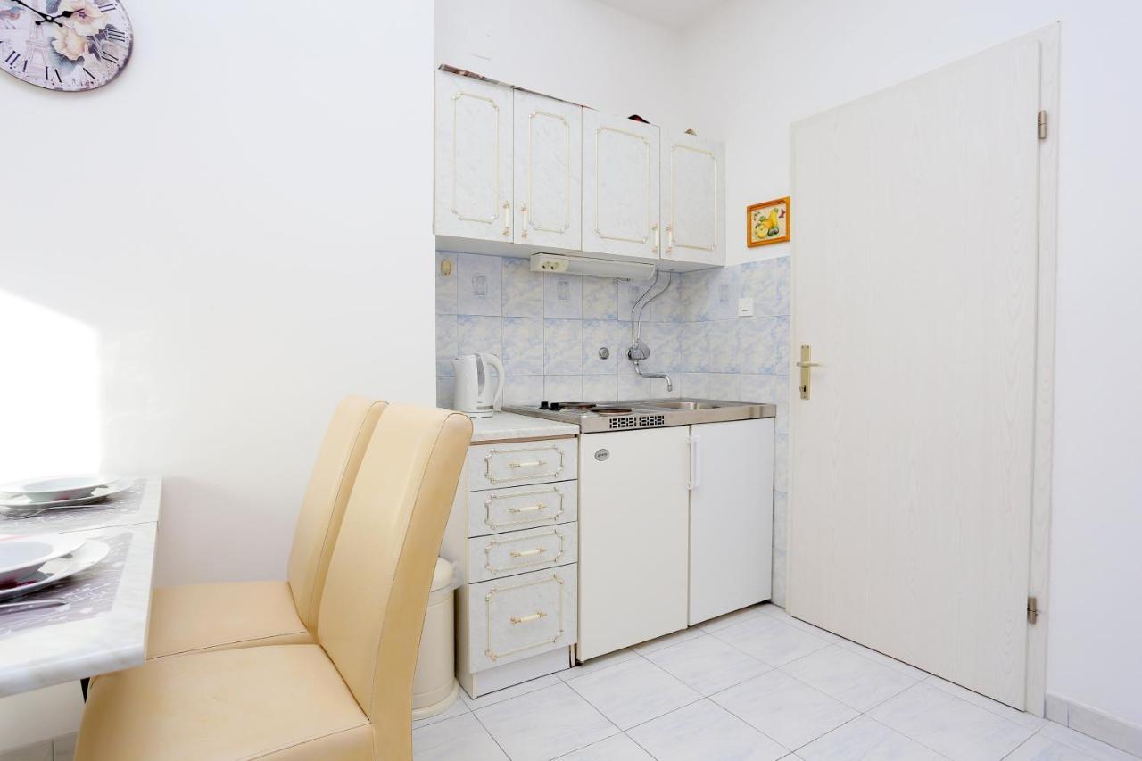 Apartments And Rooms With Parking Space Kastel Stafilic, Kastela - 18673 ภายนอก รูปภาพ