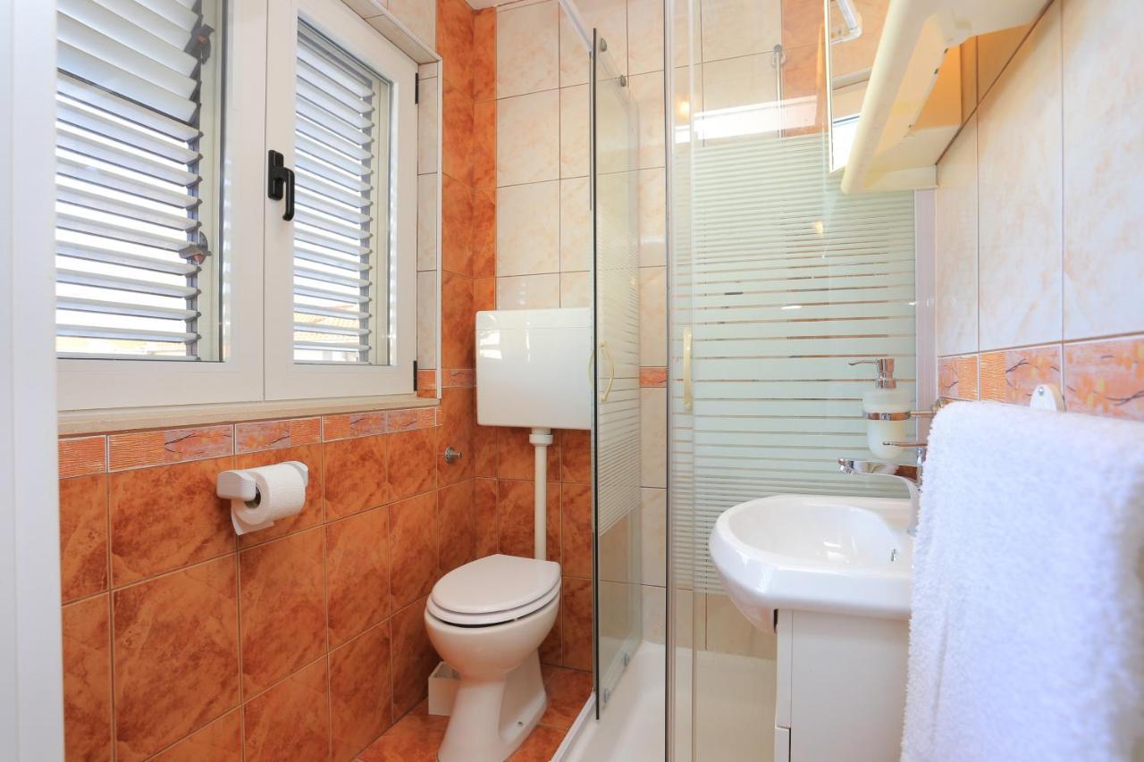 Apartments And Rooms With Parking Space Kastel Stafilic, Kastela - 18673 ภายนอก รูปภาพ