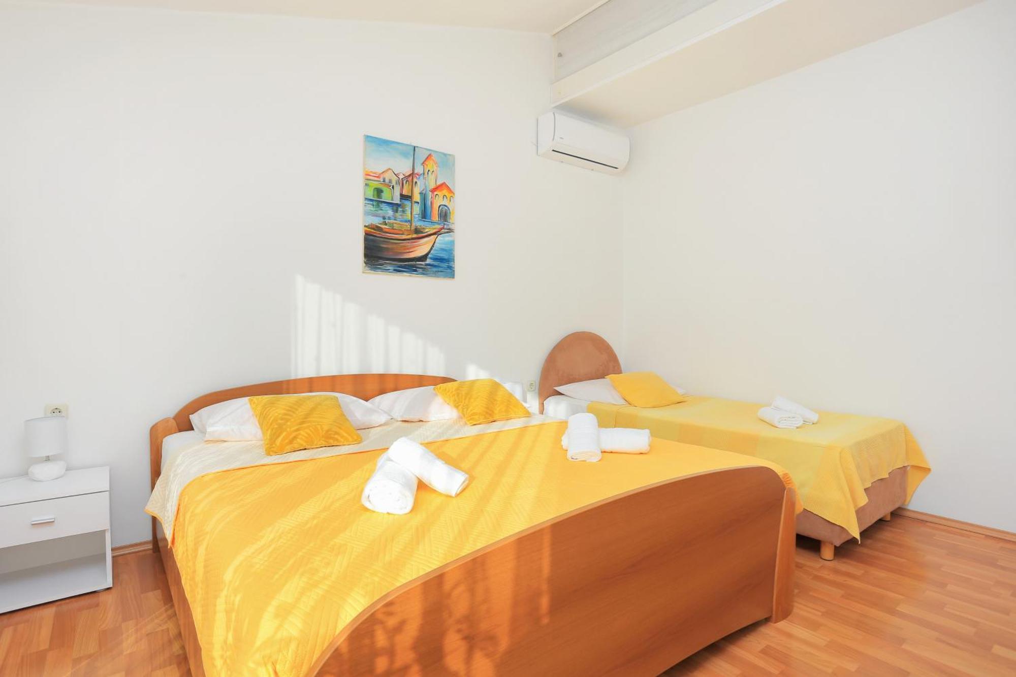 Apartments And Rooms With Parking Space Kastel Stafilic, Kastela - 18673 ห้อง รูปภาพ