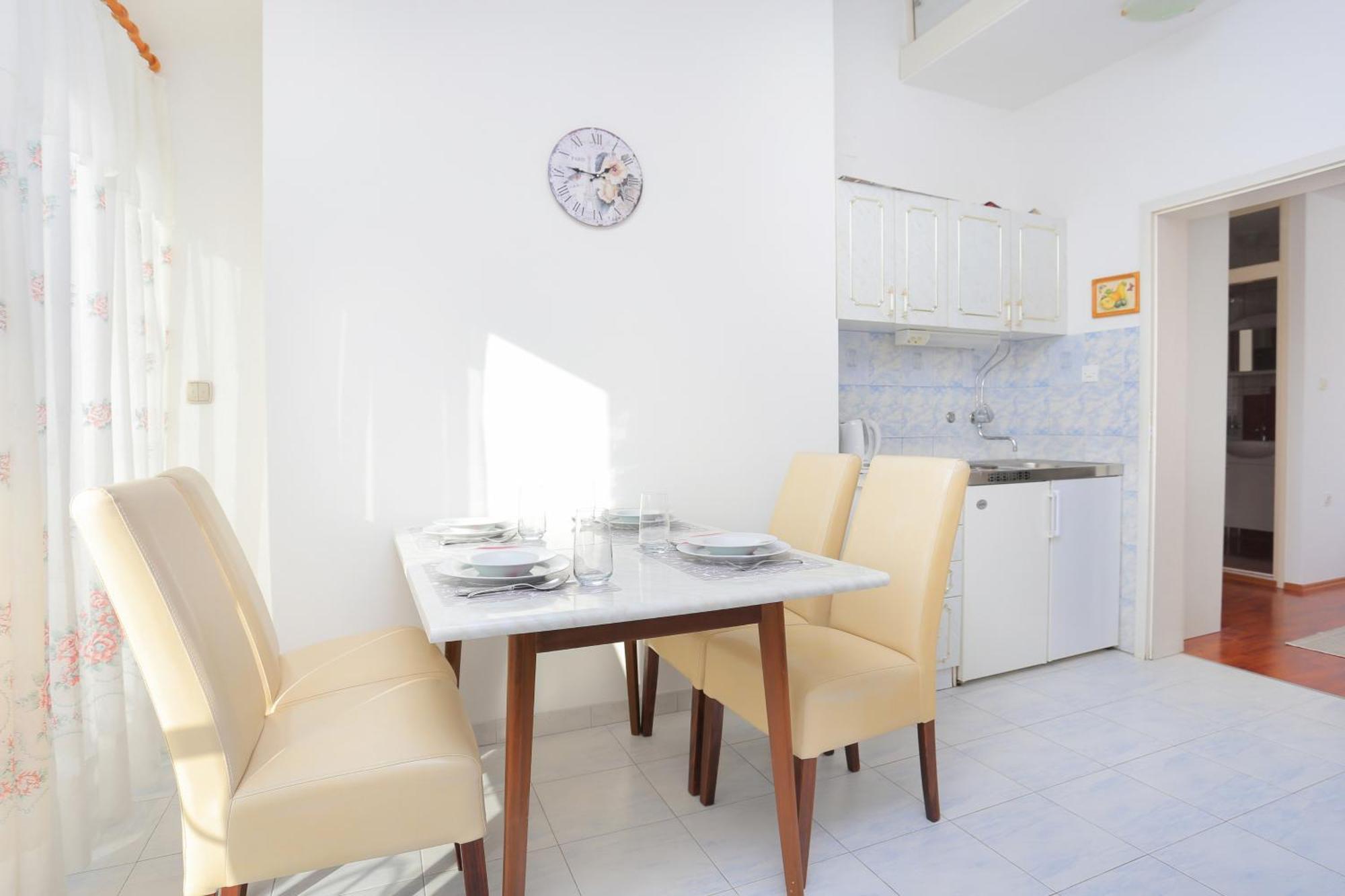Apartments And Rooms With Parking Space Kastel Stafilic, Kastela - 18673 ห้อง รูปภาพ